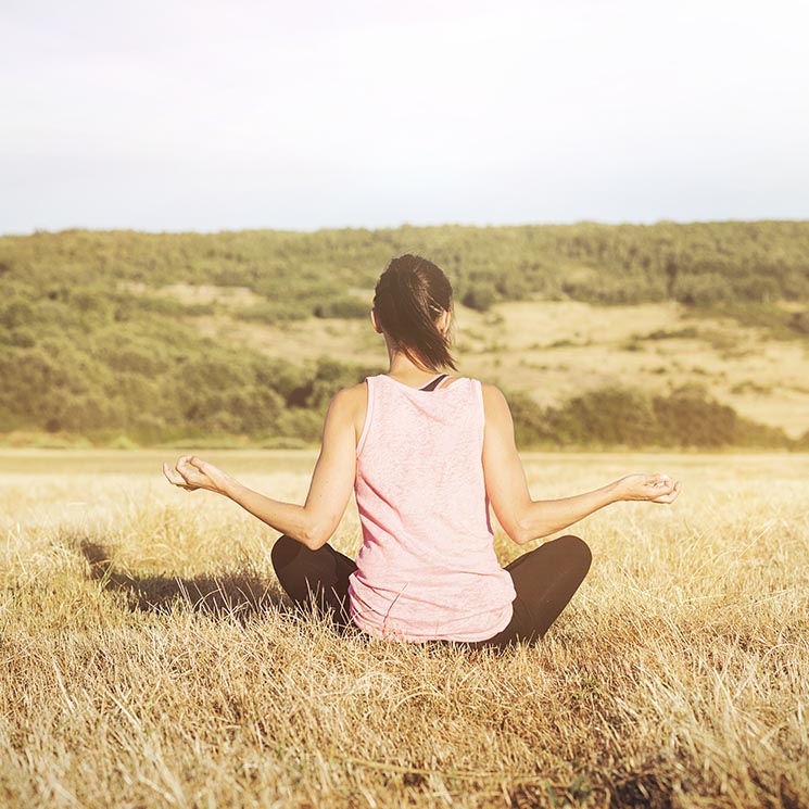 Practica yoga al aire libre 