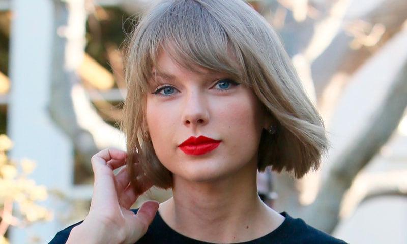 Taylor Swift con labios en rojo