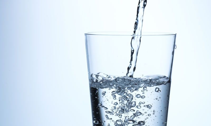 Agua mineral o del grifo: ¿cuál es más saludable?