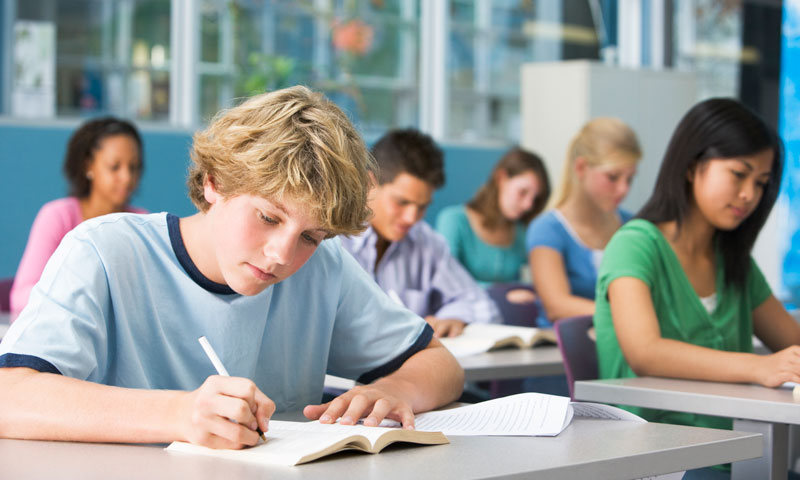 Niños estudiando