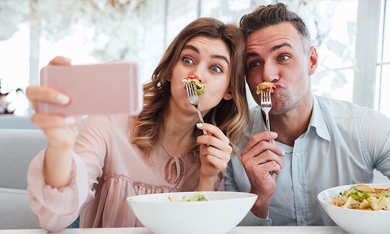 Comer acompañada te hace más feliz