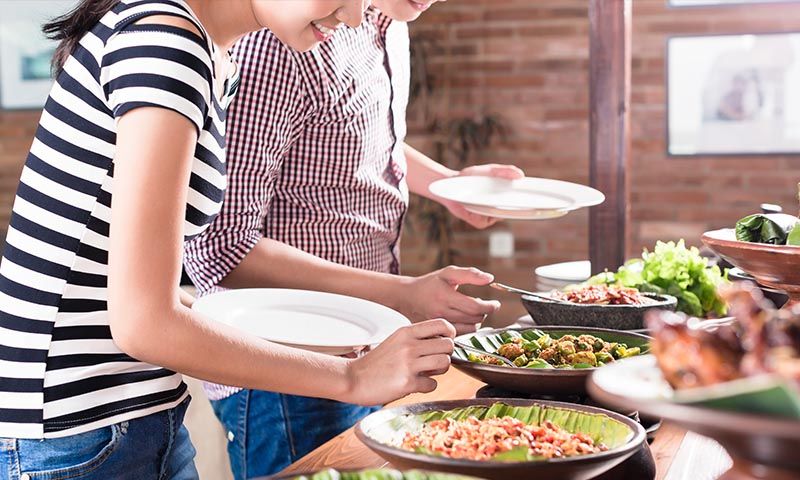 Cómo comer bien en un bufé libre