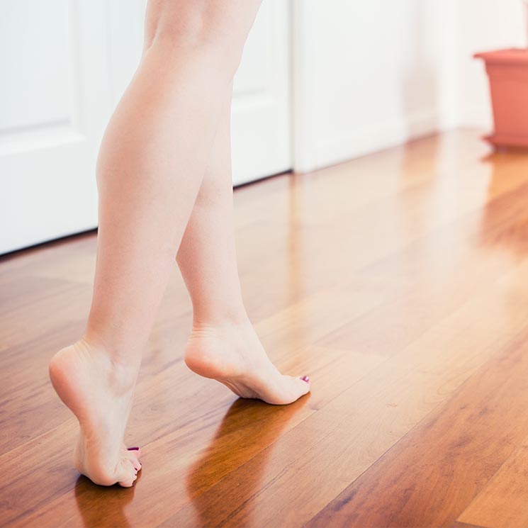 Las ventajas de caminar descalza por tu casa 