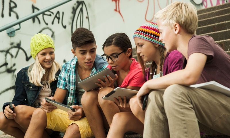 El peligro de los teléfonos en la infancia y adolescencia: el ciberacoso