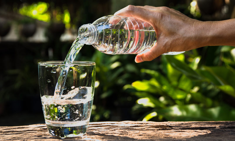 Vivir sin plásticos: ¿Por qué deberíamos dejar de beber agua embotellada?