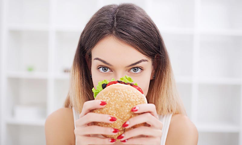 Estas situaciones te hacen comer más de lo necesario