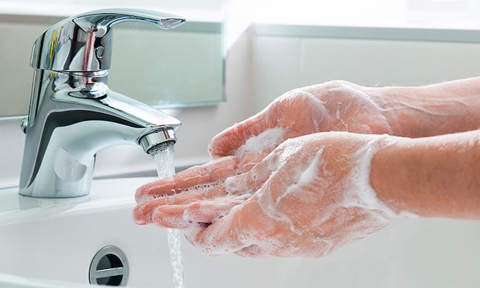 ¿Por qué no debes lavarte las manos en exceso?