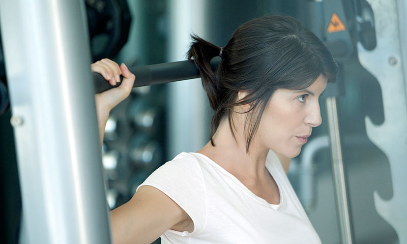 mujer en el gimnasio