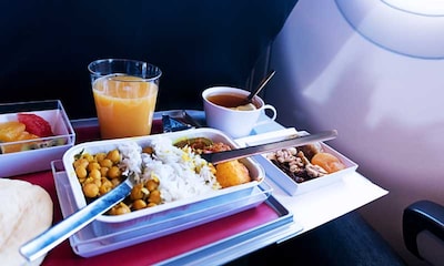 Por qué la comida que se sirve en los aviones sabe diferente