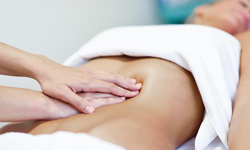 Vientre hinchado: cómo aliviar los gases con un masaje digestivo