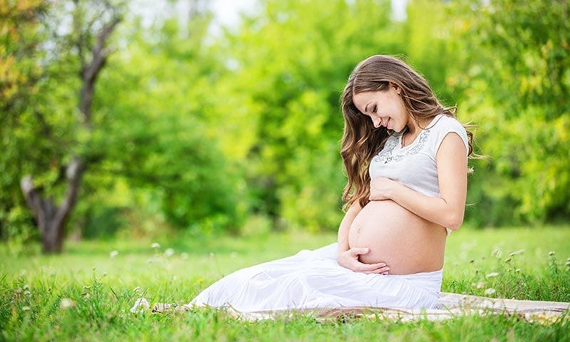¿Es normal que las mujeres embarazadas se toquen tanto la barriga?