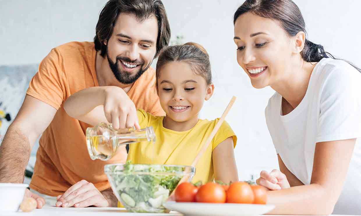 Familia cocinando