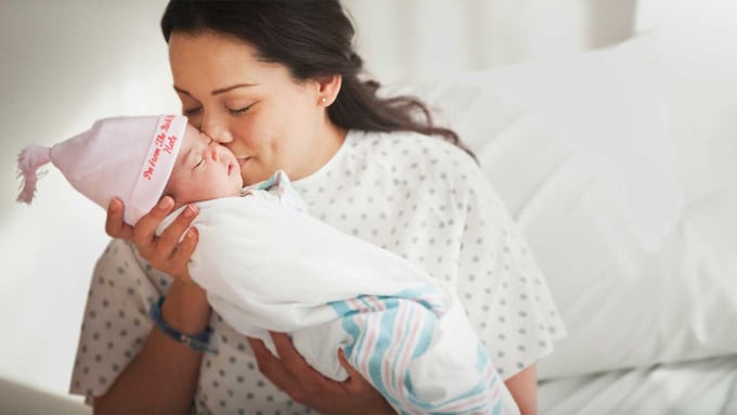 Madre en el hospital besando a su hijo recién nacido
