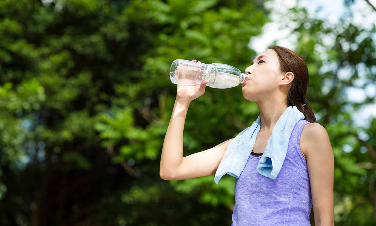 Chica bebiendo agua