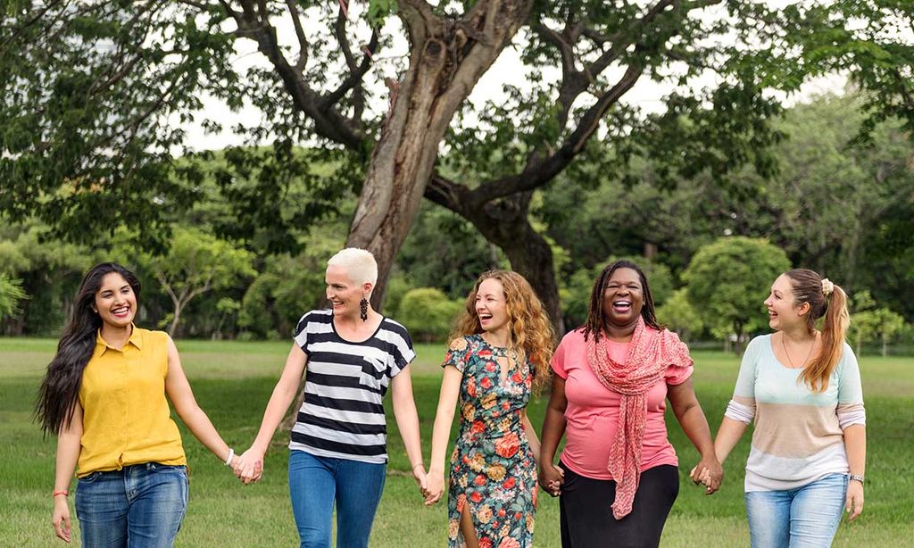 Descubre por qué ser amiga de tus vecinos puede ayudarte a ser más feliz 