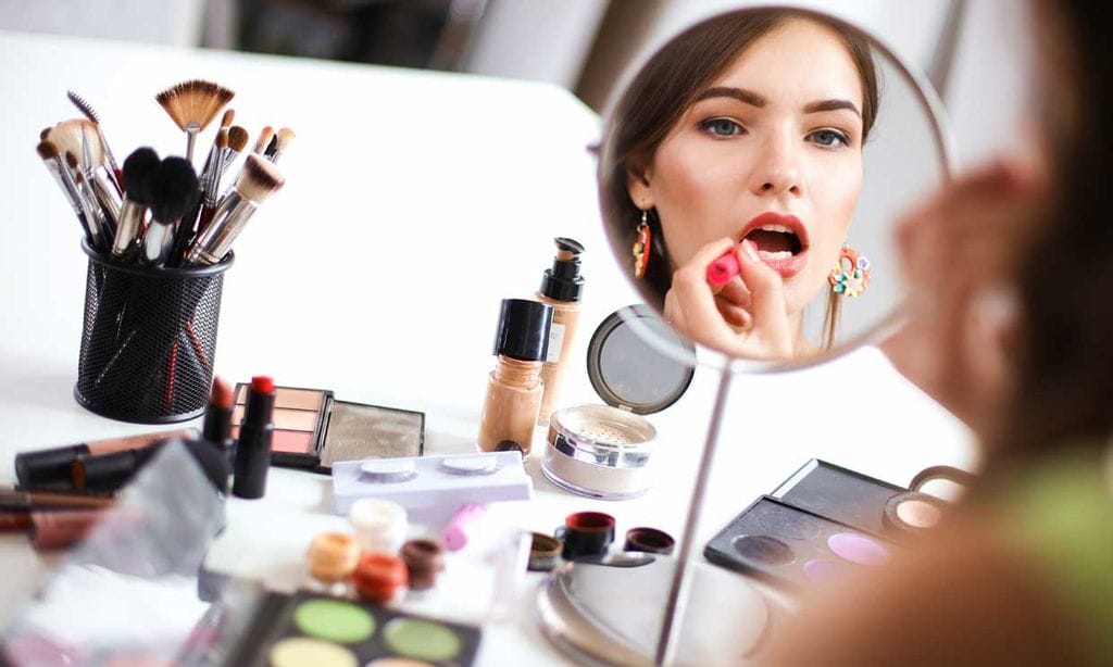 Revisa la lista de ingredientes de los cosméticos, no todos son inocuos