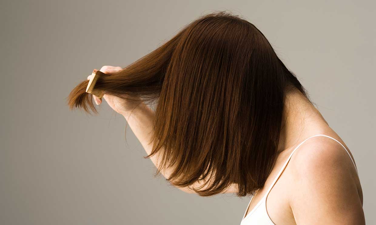 mujer peinando su cabello