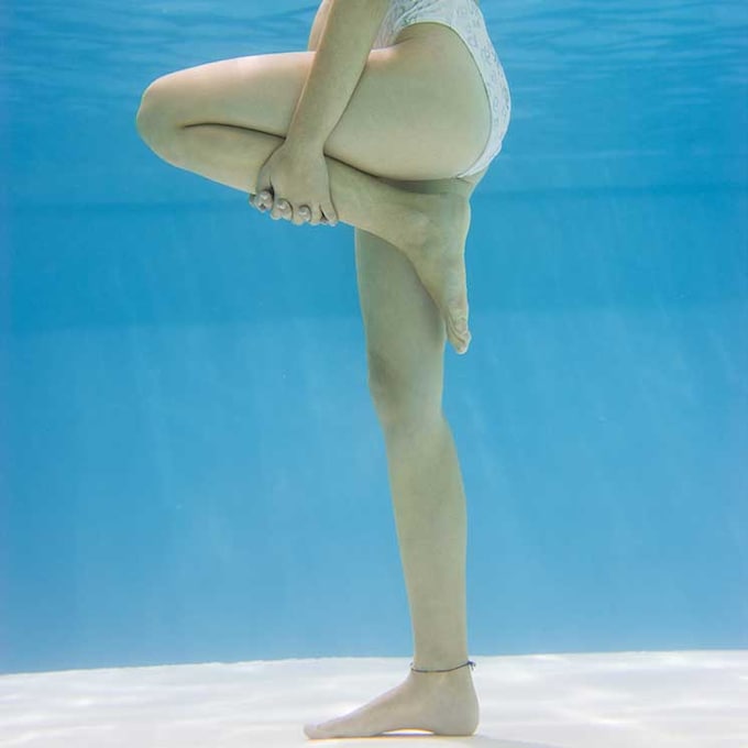 En verano no abandones tu entrenamiento: realiza ejercicios para fortalecer las piernas bajo el agua