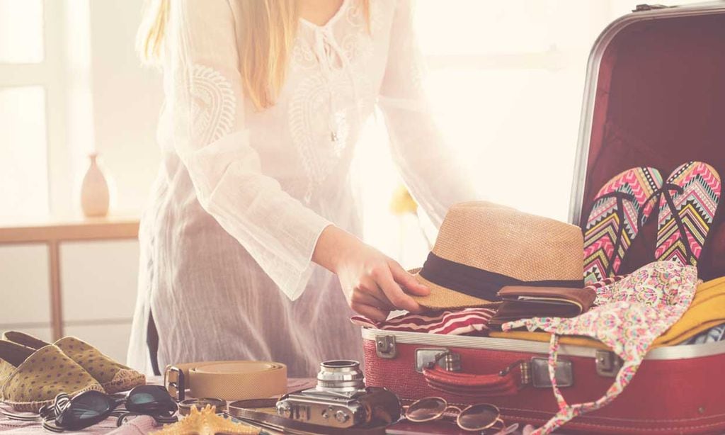 Qué no debes olvidar en tu maleta para las vacaciones, según tu signo del Zodiaco