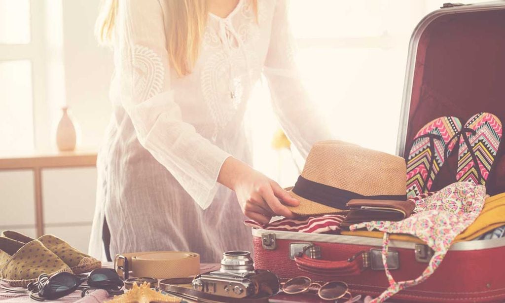 Qué no debes olvidar en tu maleta para las vacaciones según tu signo del zodiaco