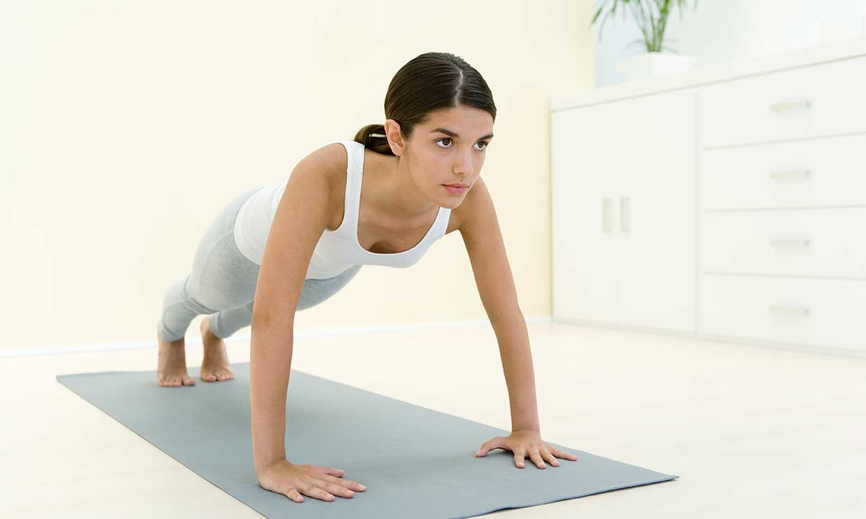 mujer haciendo flexiones