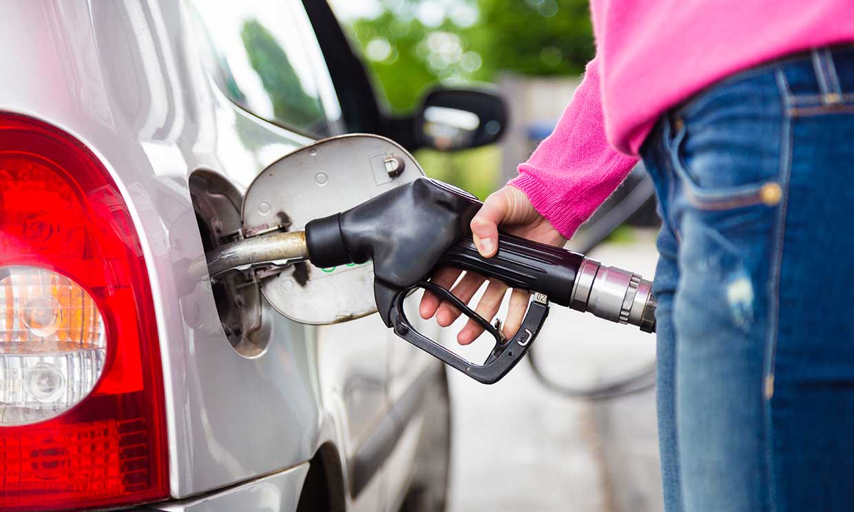 Mujer echando gasolina