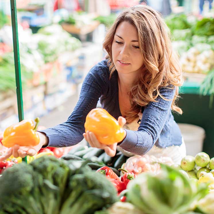 Verduras que nunca deberías comer crudas, y otras que pierden sus propiedades cuando las cocinas