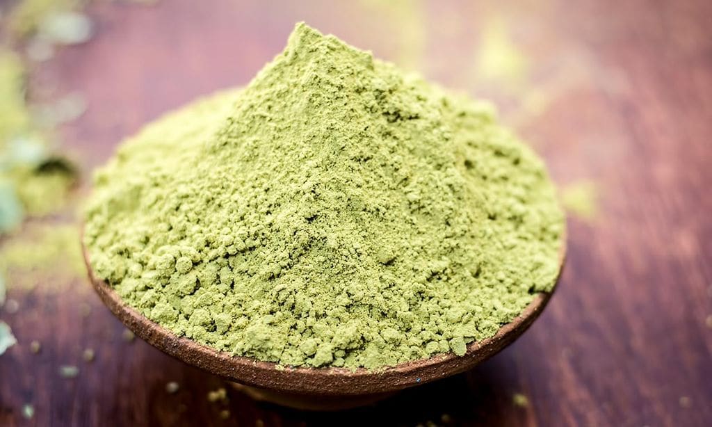 Descubre las propiedades de la henna neutra que cuida tu pelo sin teñirlo