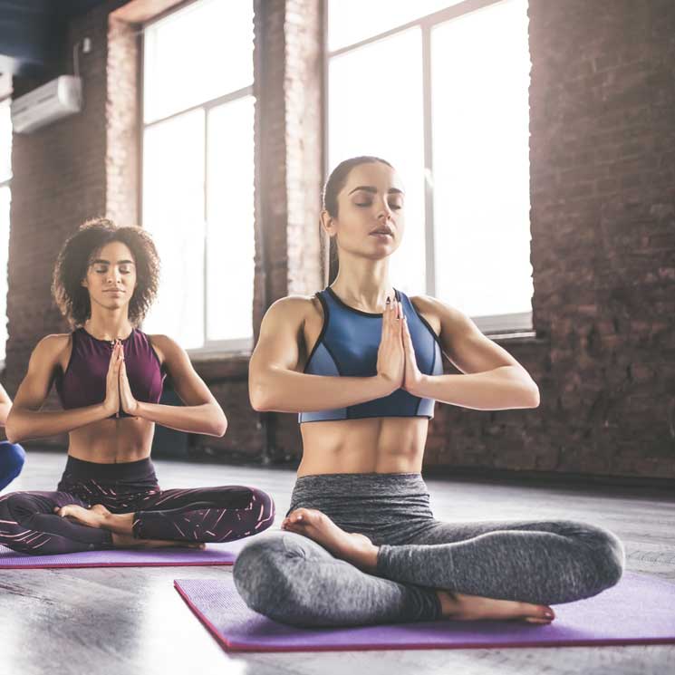 Marca tus abdominales en clase de yoga