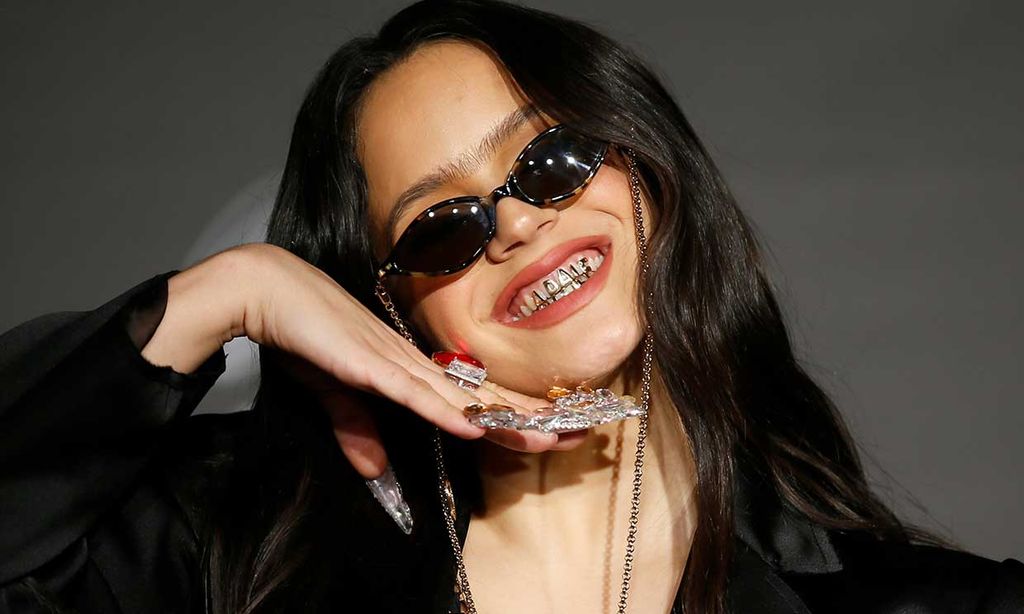 La peligrosa moda de los dientes de oro de Rosalía y otras 'celebs'