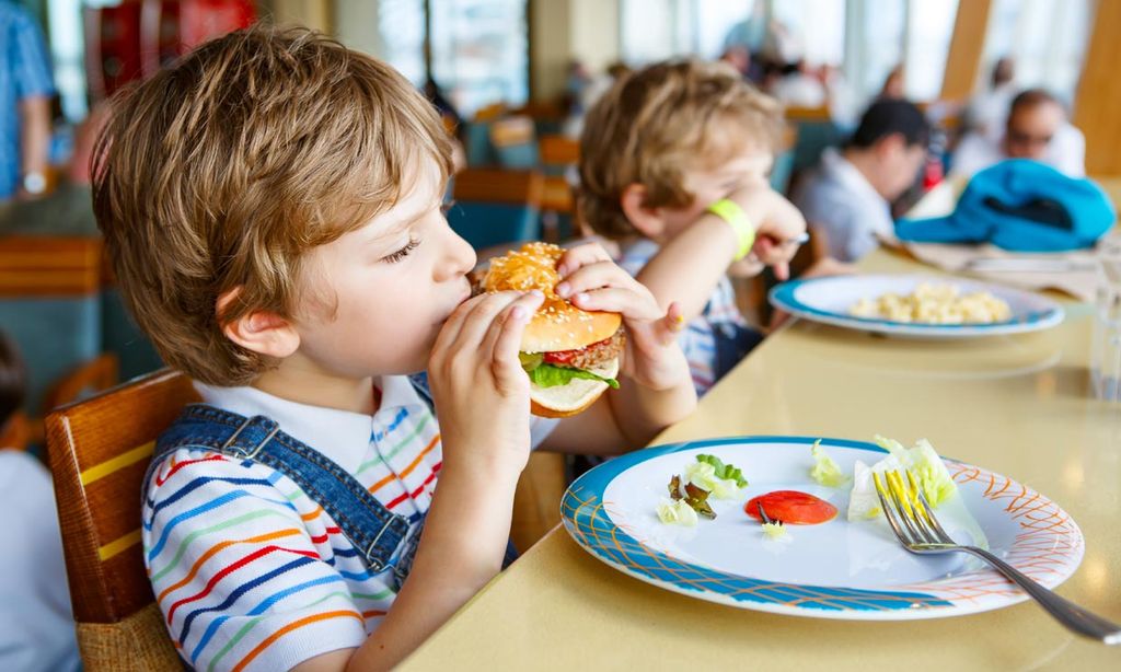Donald Trump da la luz verde para que la comida basura vuelva a los comedores escolares
