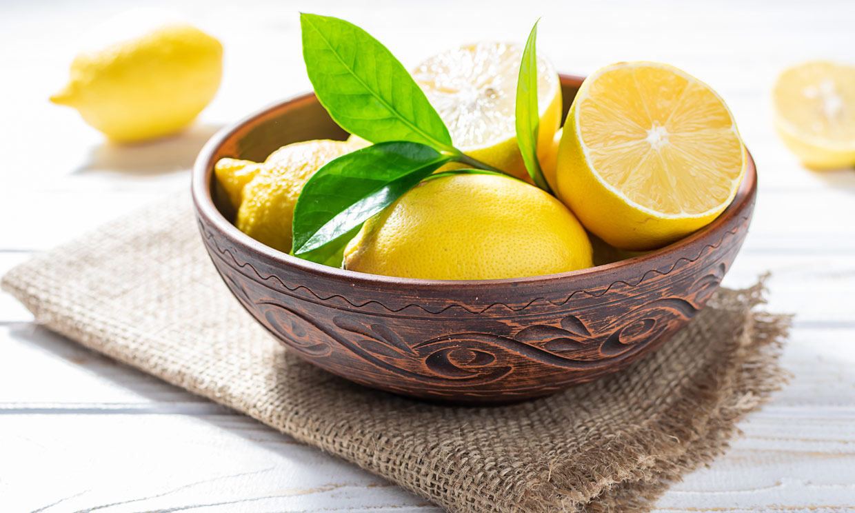 Exfoliante, depurativo, bueno para la tos... Estos son los 12 mejores remedios caseros con limón