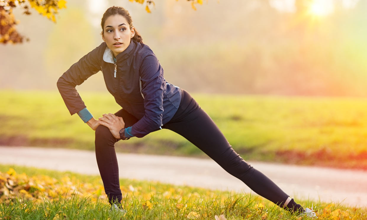 Ejercicios de estiramiento dinámico que mejoran tu flexibilidad, según la entrenadora Noe Todea