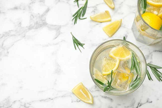 Beber agua con limón tiene ventajas e inconvenientes que debes saber