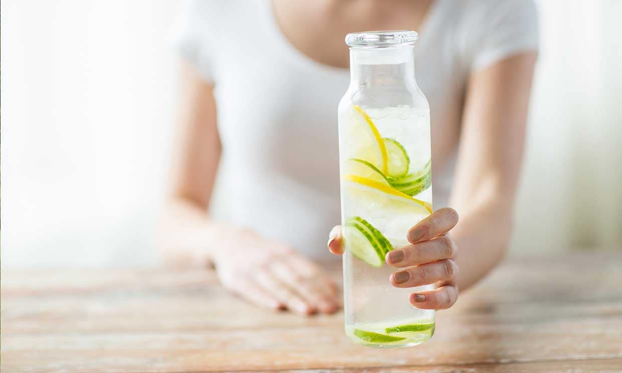 Beber agua con limón tiene ventajas e inconvenientes que debes saber