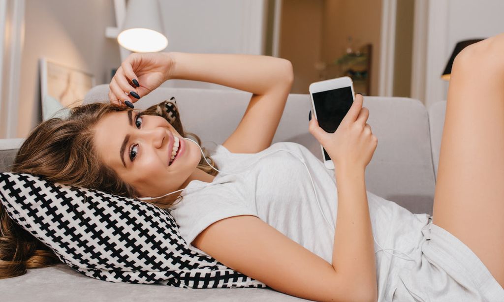 La 'whatsappitis' y otras lesiones habituales que provoca un uso excesivo del móvil