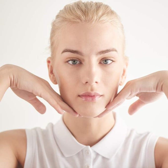 Apunta este ritual de yoga facial para reducir las arrugas de tu piel