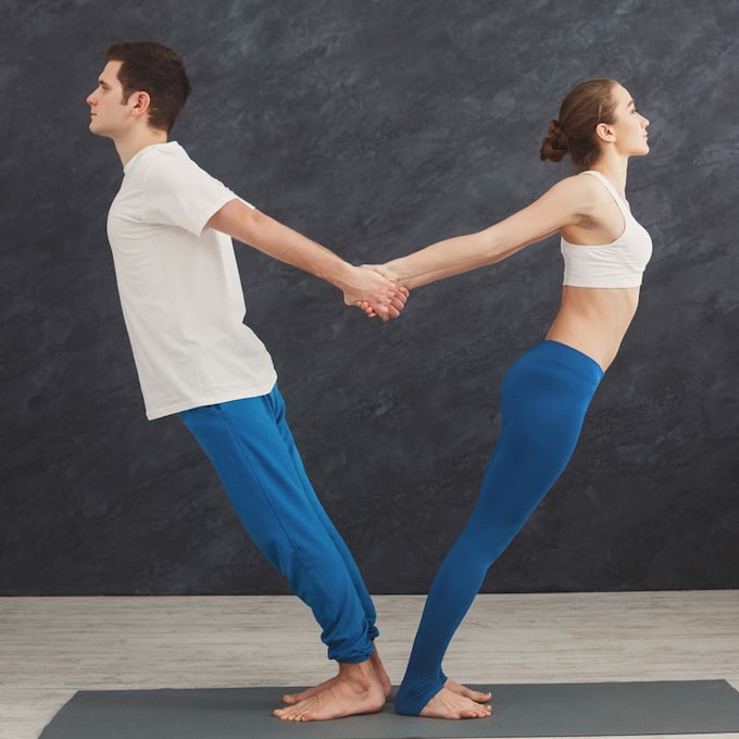 Posturas de yoga que puedes hacer en pareja durante la cuarentena 
