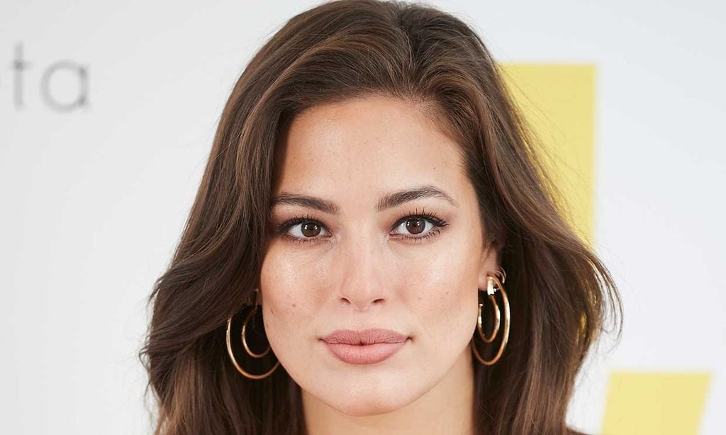5 ejercios de yoga para practicar durante el postparto, por Ashley Graham