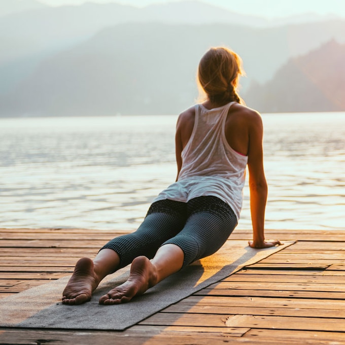 Las 12 posturas de yoga del saludo al sol 