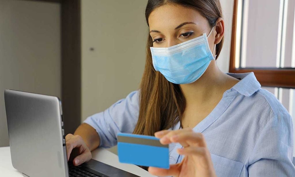 Mujer comprando online