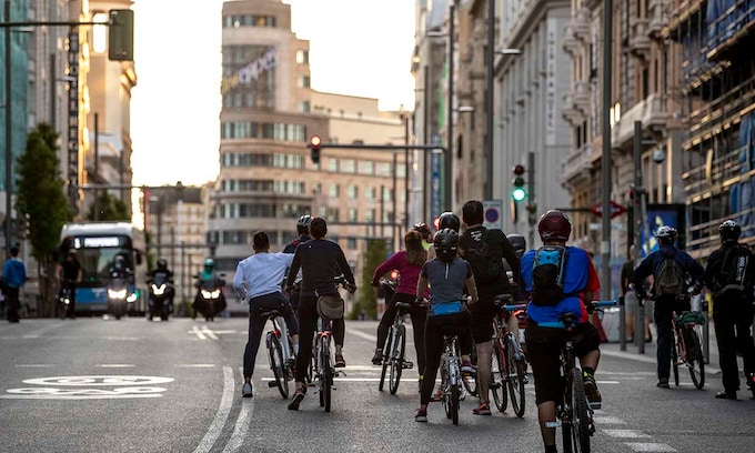 Ciudadanos en bicicleta por Madrid
