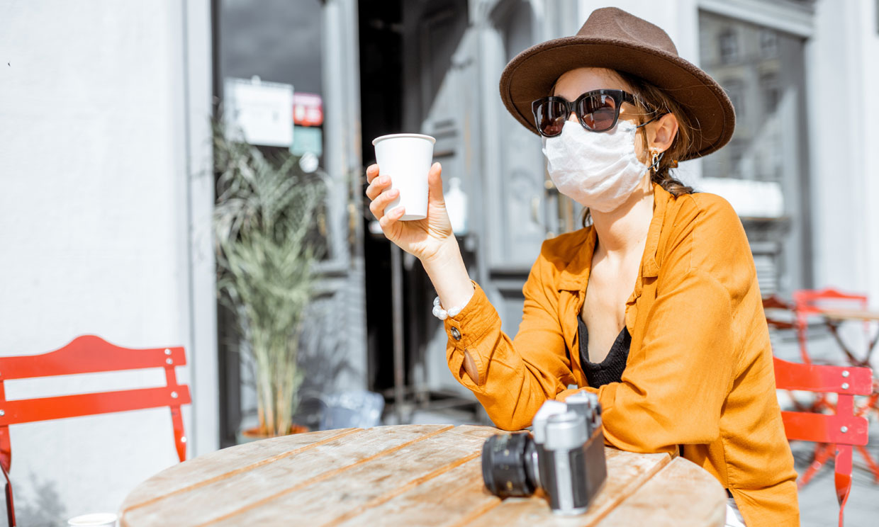 La razón por la que puedes contagiarte si fumas y llevas mascarilla