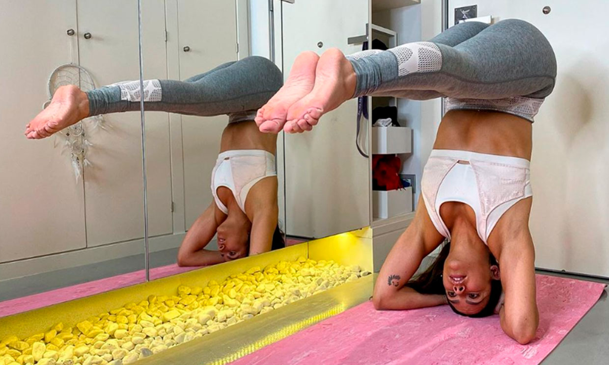 Cristina Pedroche, haciendo una postura de yoga en casa