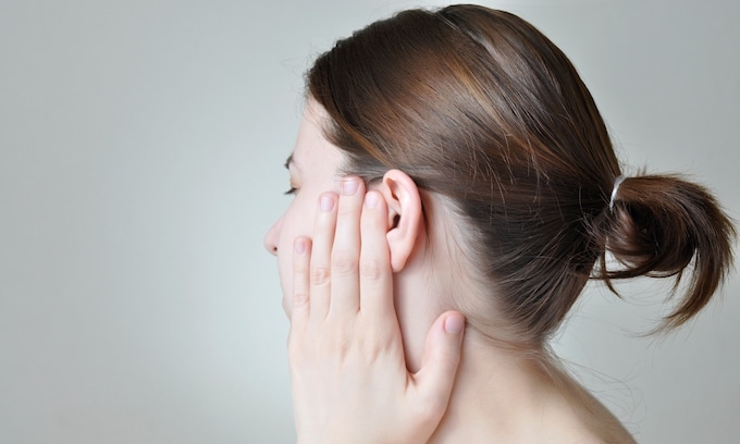 Mujer con dolor de oídos