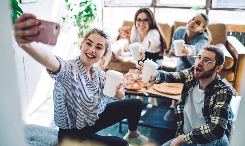 images Fotos Tumblr De Amigas Con Mascarillas riesgo de contagio si cenas con amigos