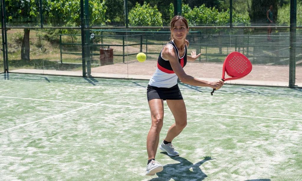 Mujer jugando al pádel