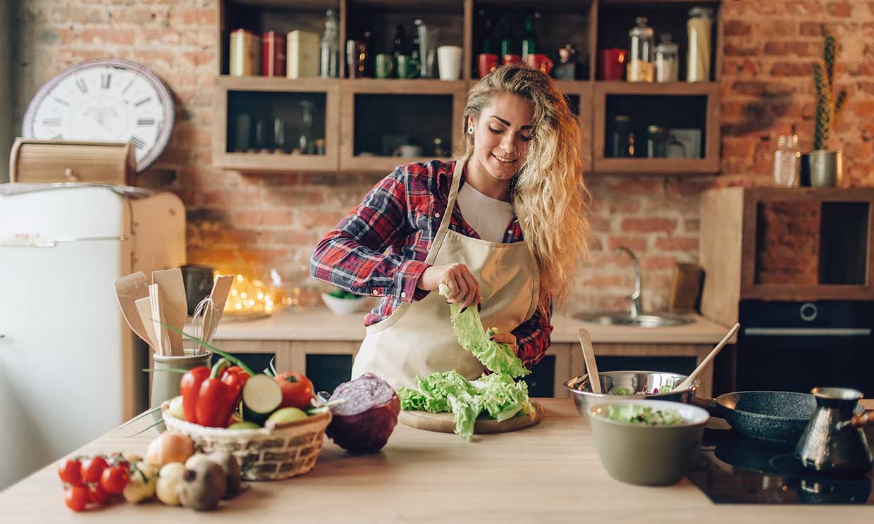 Chica cocinando verdura