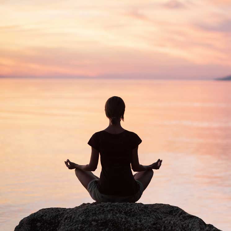 Las 7 posturas de yoga que contribuyen a abrir los chakras