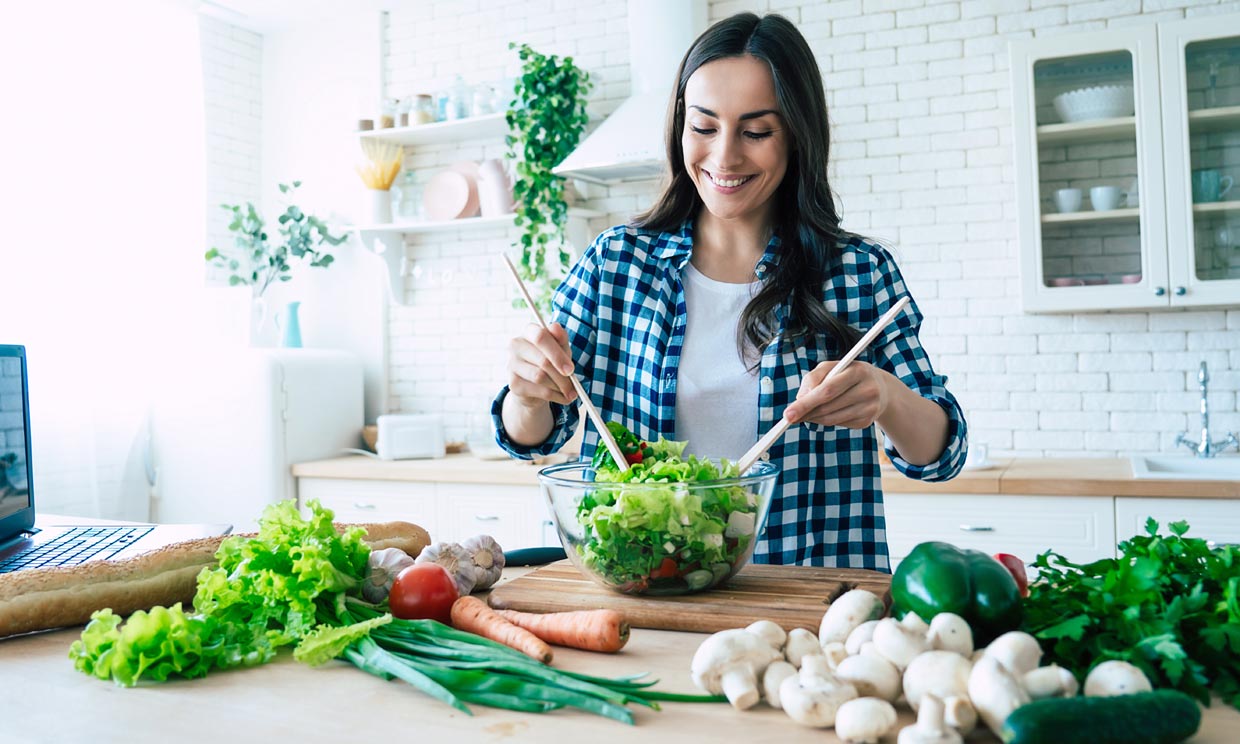 mujer cocinando